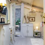 Duplex Camelia In Charming Old Town