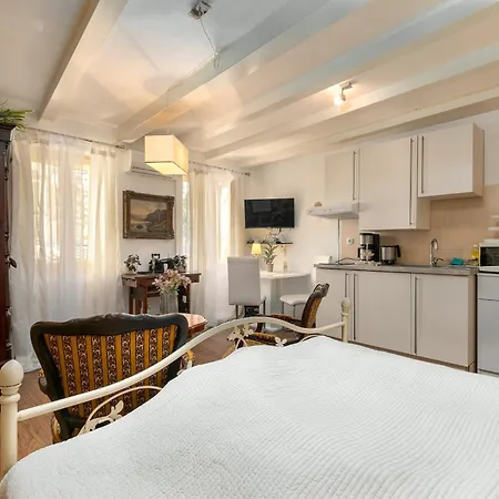 Duplex Camelia In Charming Old Town Rovinj