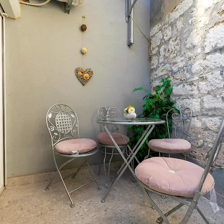Duplex Camelia In Charming Old Town *