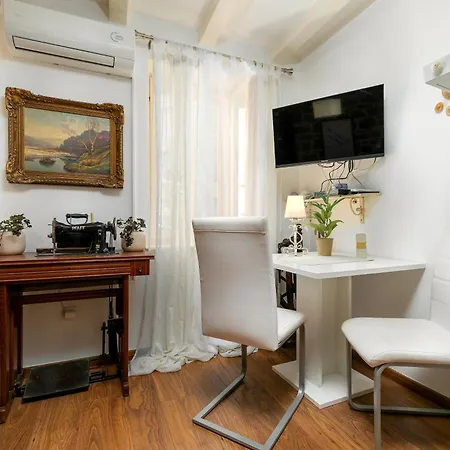 Duplex Camelia In Charming Old Town *