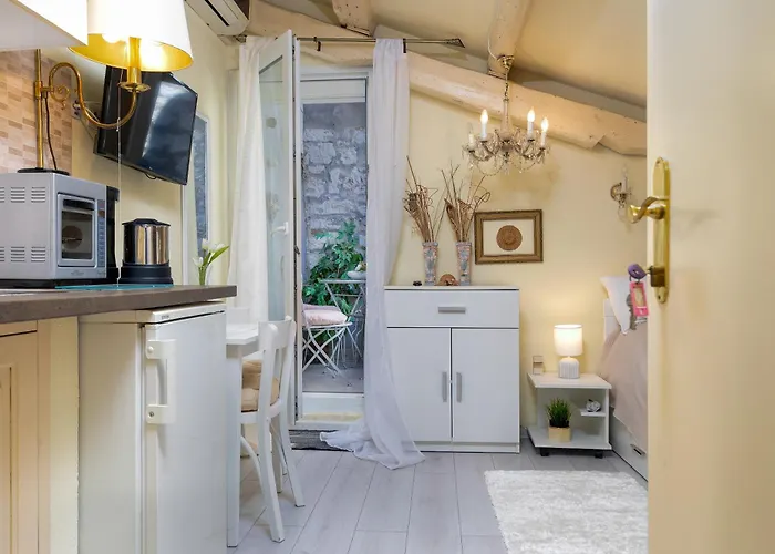 Duplex Camelia In Charming Old Town