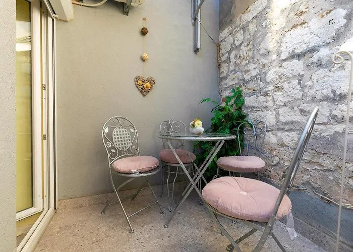 Duplex Camelia In Charming Old Town *