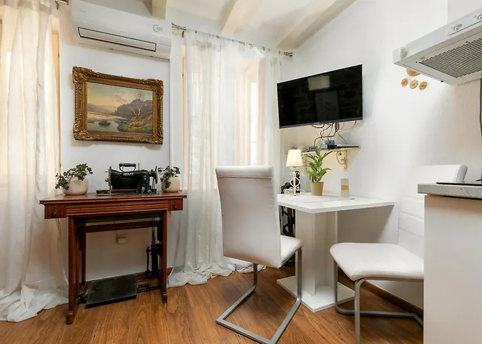 Duplex Camelia In Charming Old Town *