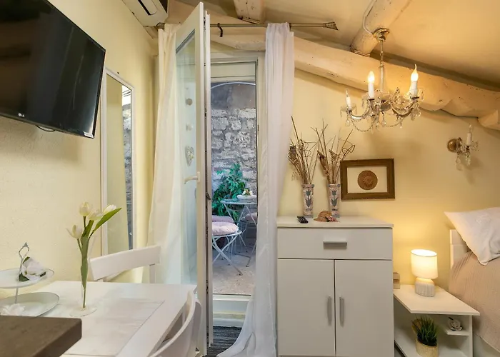 Duplex Camelia In Charming Old Town Διαμέρισμα *