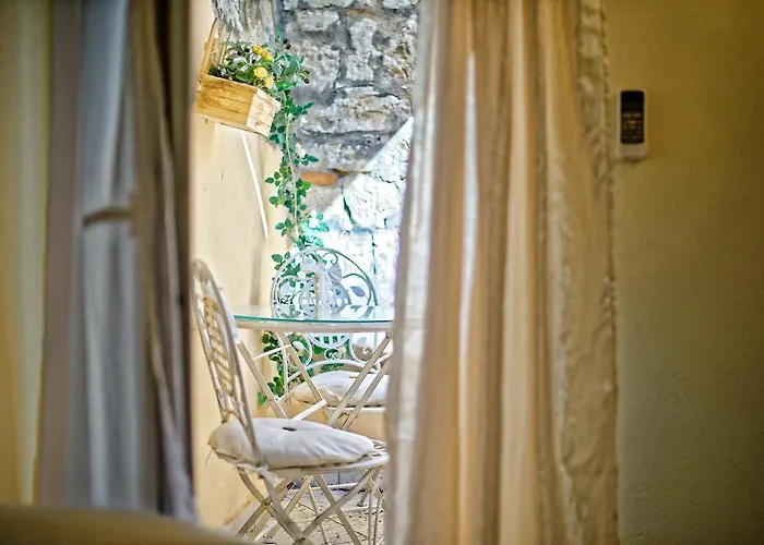 Duplex Camelia In Charming Old Town