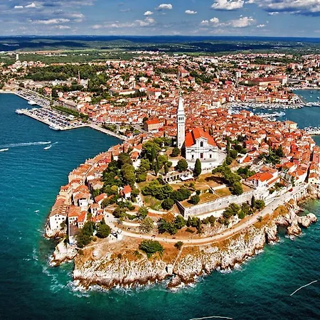 Duplex Camelia In Charming Old Town 아파트 *